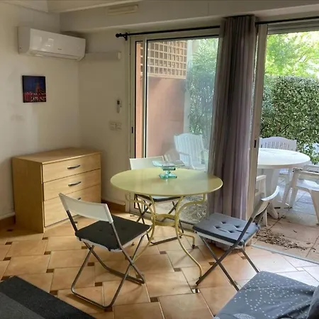 Climatise 2 Personnes Avec Terrasse Et Piscine Apartment